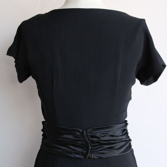 Vintage 1950s Dress / Black Rayon Dress With Cummerbund Belt and Sweetheart Neck - Picture 8 of 10